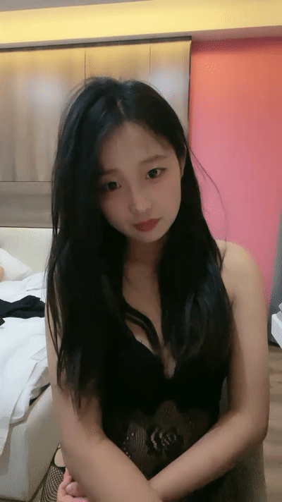 图片[1]-外表甜美少女【谷谷好养】酒店开房操逼！连体网美女炮友揉奶，仰起屁股开档案洞，骑乘位深插，后入大肥燀【3V/1.92GB】-集乐社