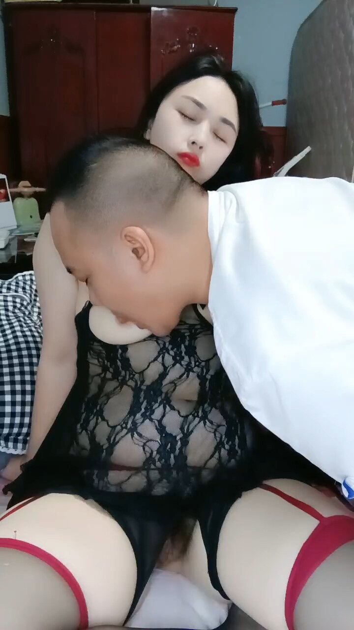 母乳风骚少妇1.jpg