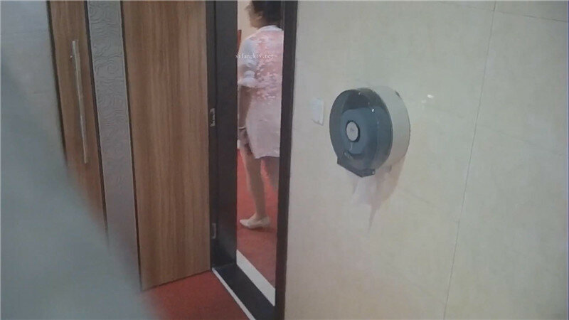 粉衣短裙2.jpg