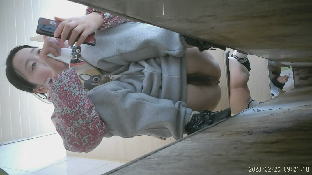 玩手机的1.jpg