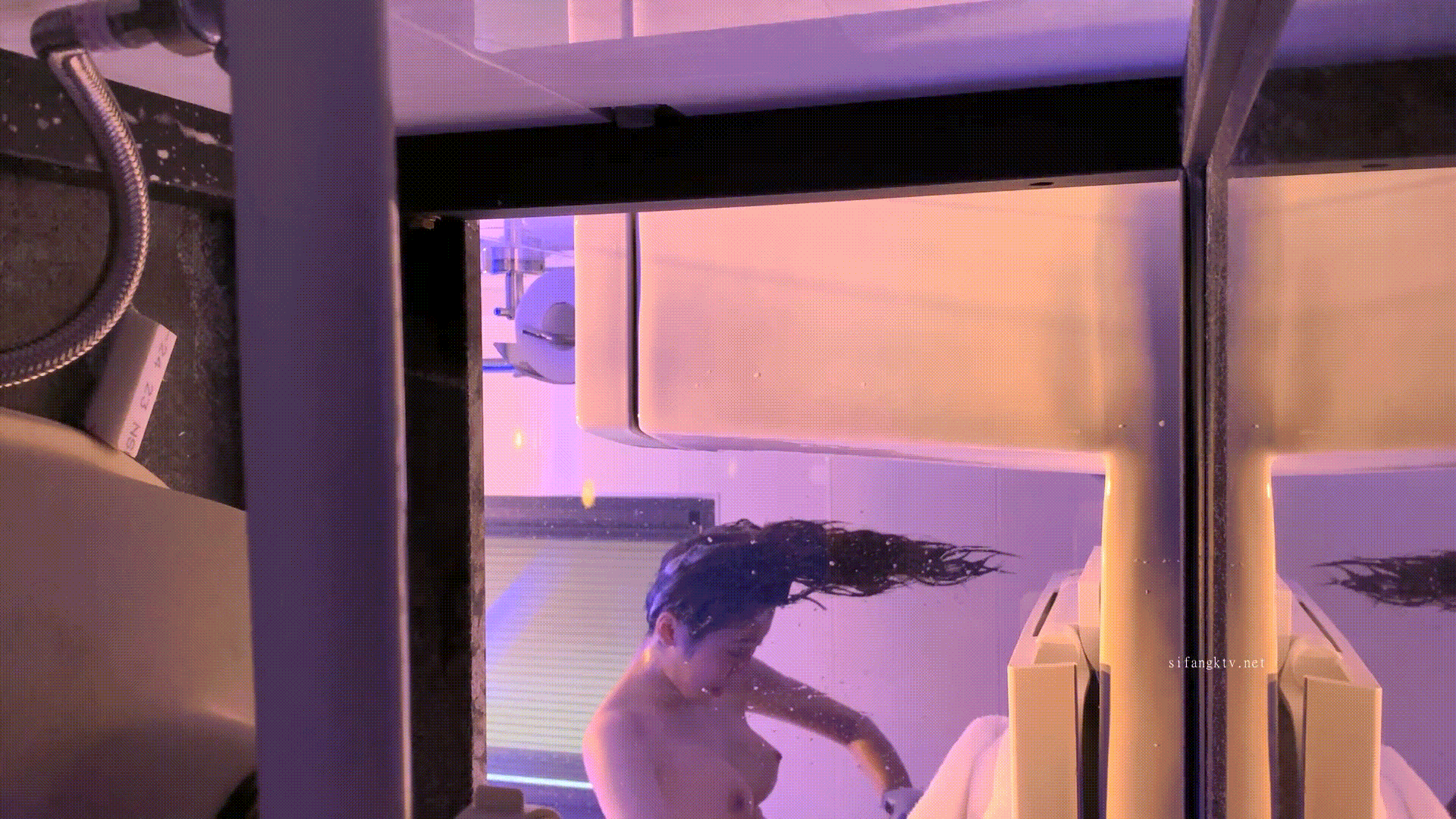 偷拍刚入住的2.gif