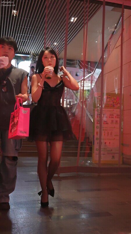 极品露出骚货情趣战衣跟.jpg