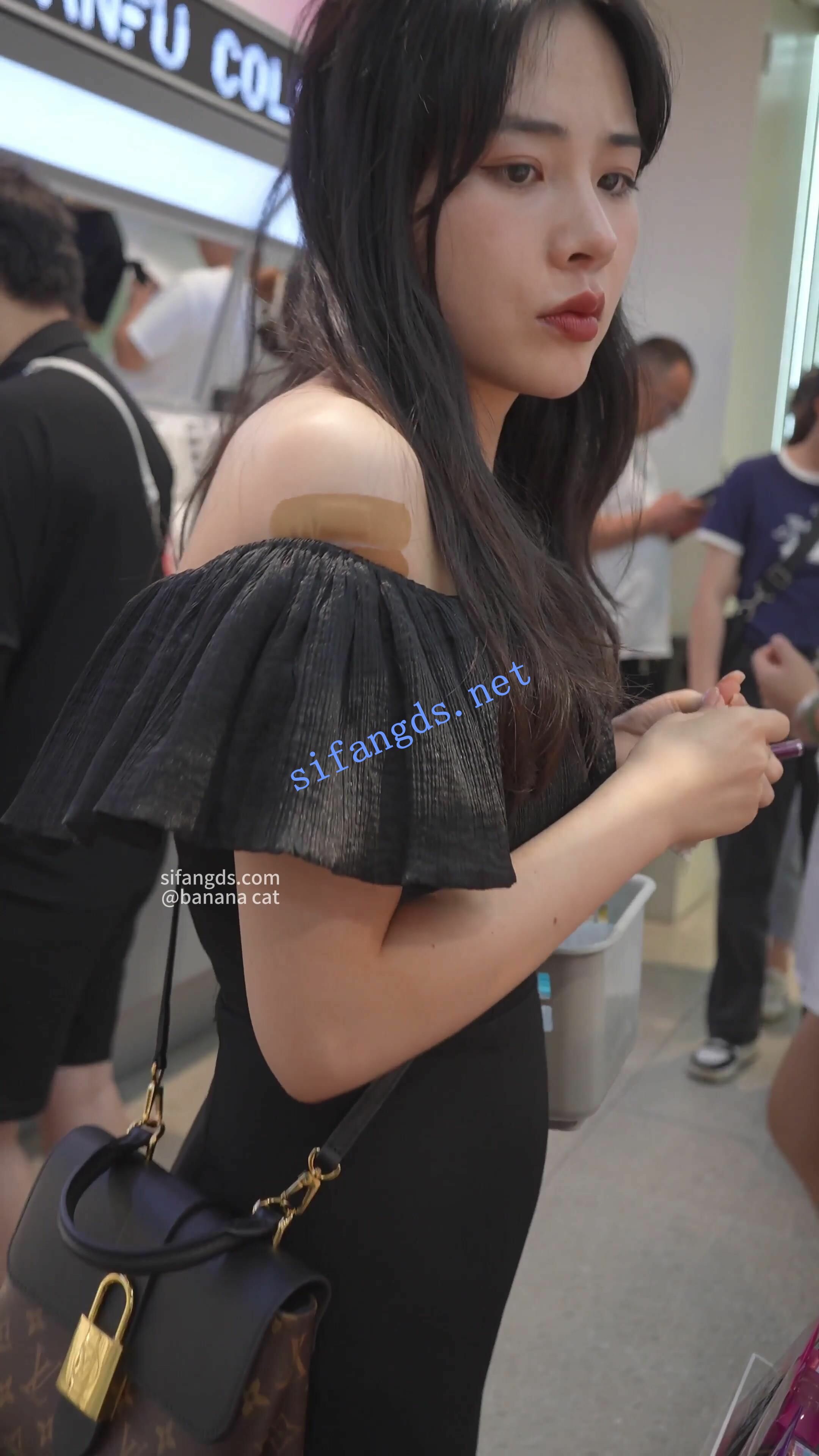 TONGHAOBACOM自购-官方售价26 (BC-AA-279)美妆店化妆的露肩黑裙美女..蕾丝边白内弯腰前后拍