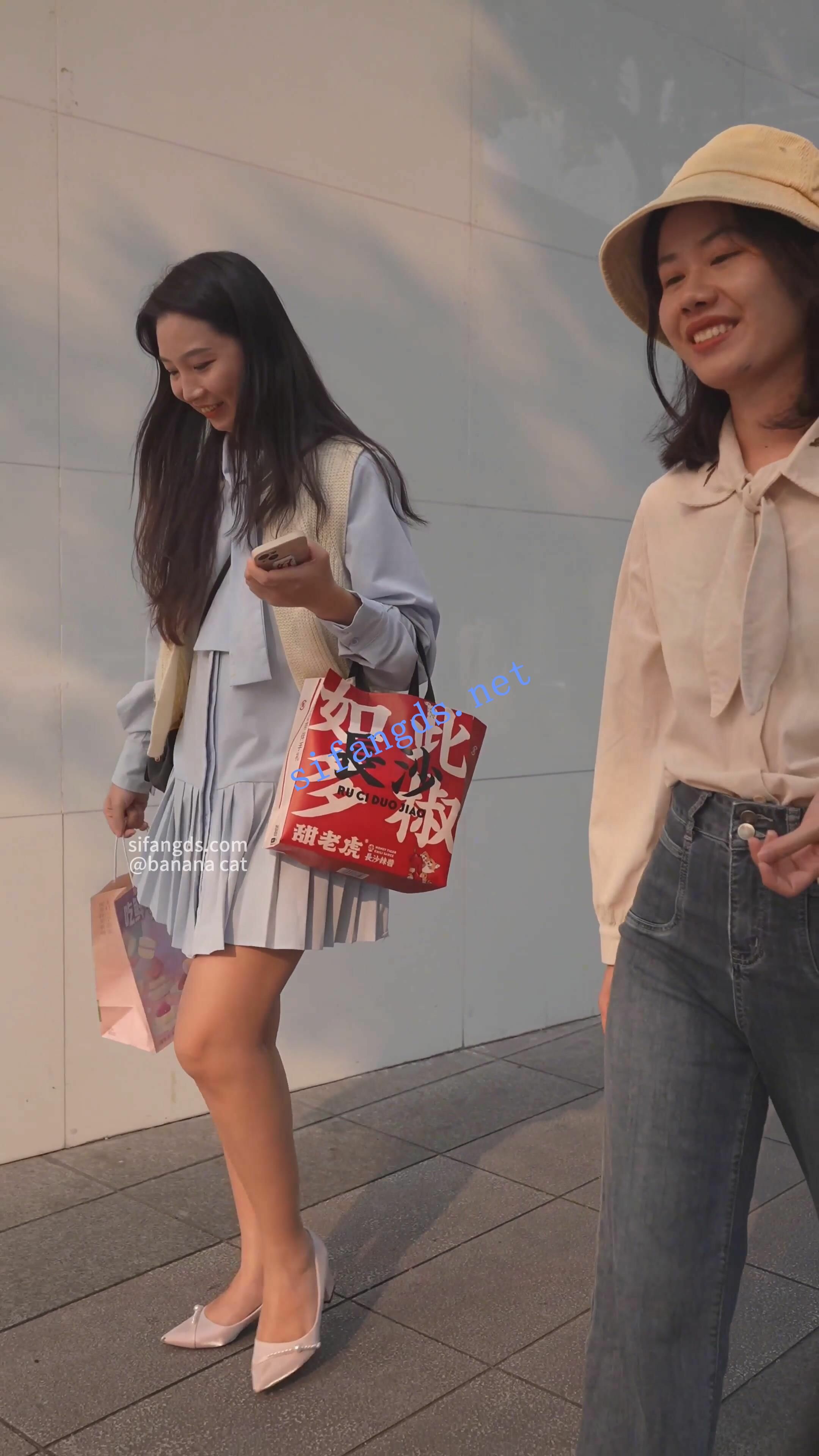 TONGHAOBACOM自购-官方售价32 (BC-AA-278)轻飘飘百褶裙美女..裙子被风吹起内裤全露出