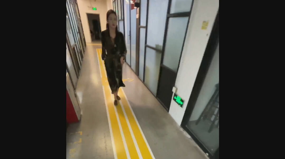 精品手持厕拍大神潜入某广2.jpg
