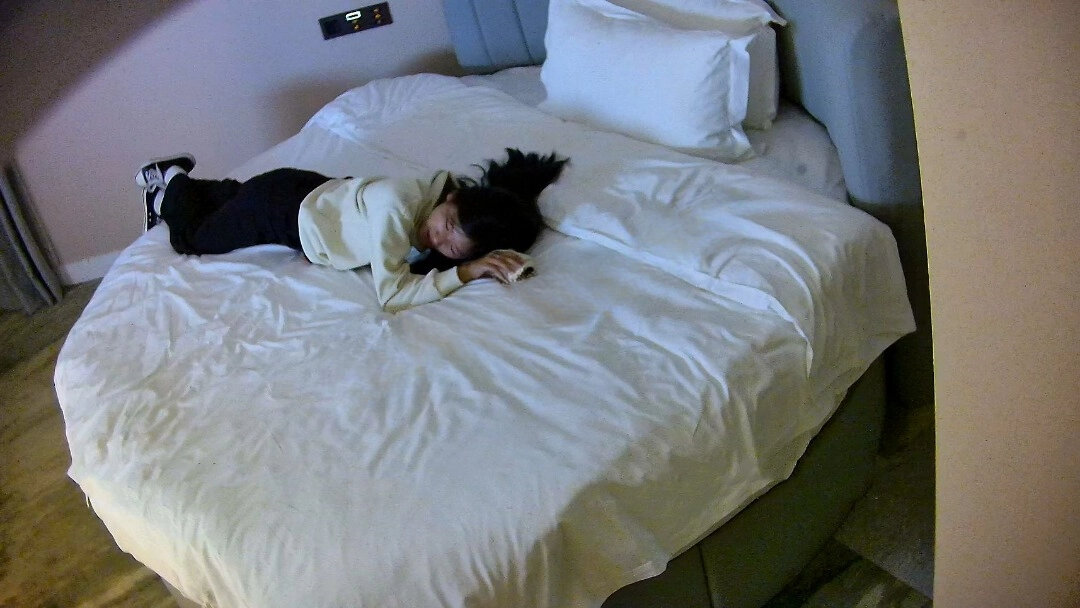 安防精品 商务人士和年轻女孩调情抠逼 亲吻调情激情啪啪 干了两炮很满足