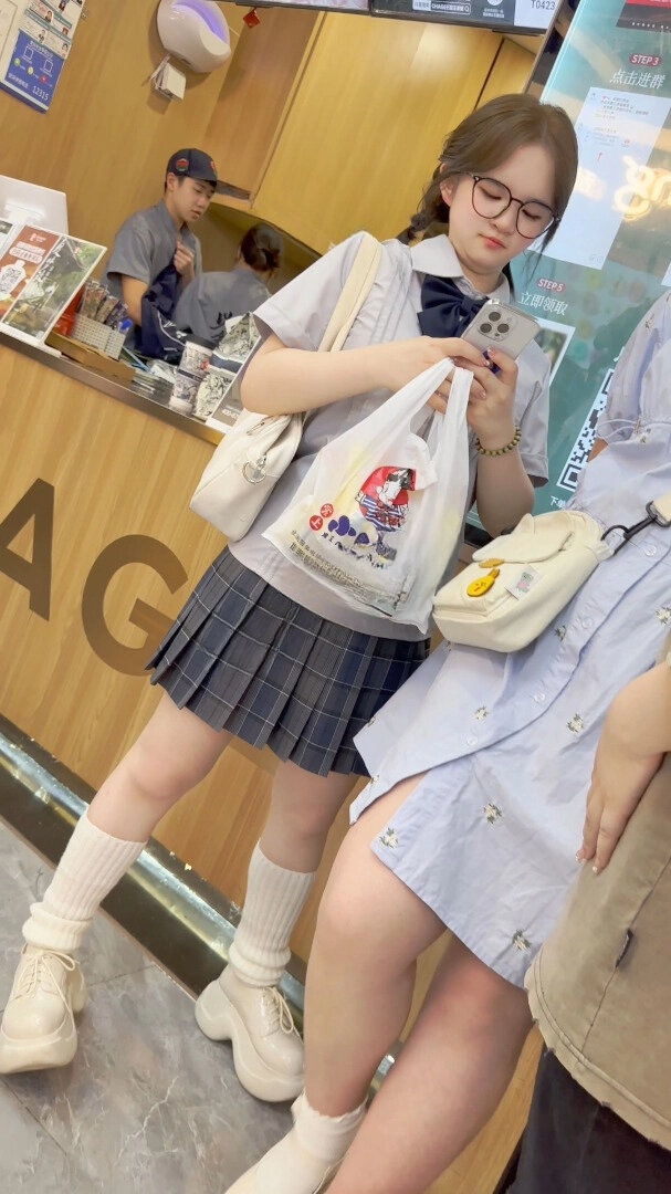 √ 制服JK双马尾学生妹逛街。小圆脸专心玩手机，无痕内 圆圆的屁股窄窄的沟 鲍鱼清晰可见