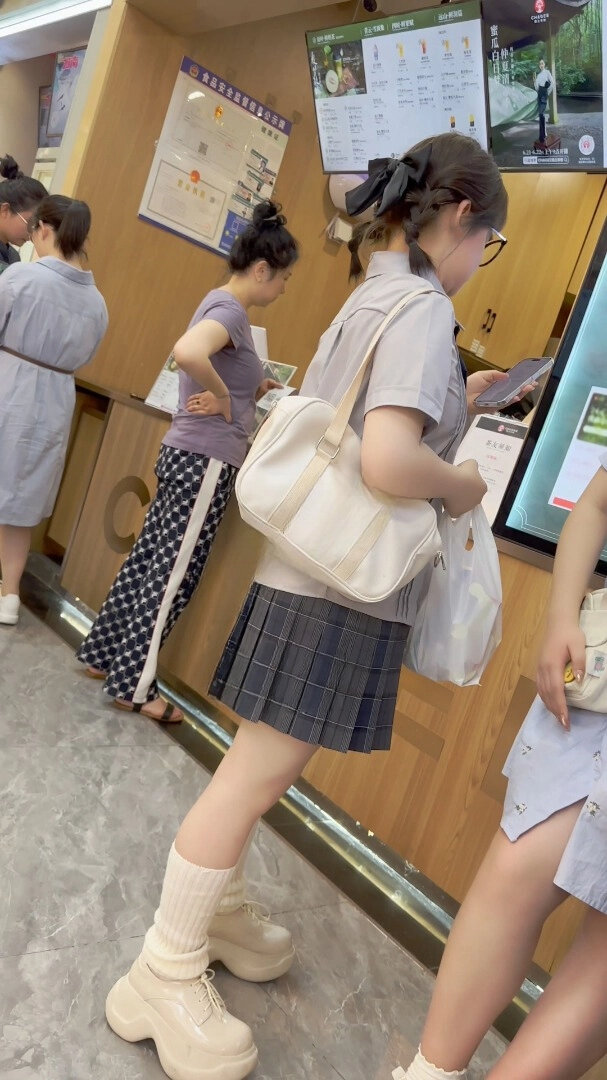 制服JK双马尾学生妹逛街。小圆脸1.jpg