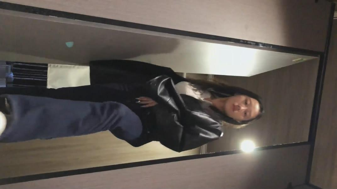 四月流出商场女厕❤️高清后拍美女尿尿长发皮衣牛仔裤美女人美逼也美