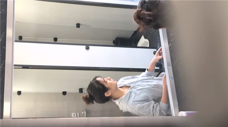 办公楼女厕全景偷拍丸子头小姐姐的极品小白虎