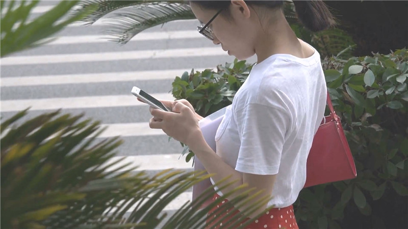 大神一路跟踪偷拍斑点裙美女的肥美大鲍鱼
