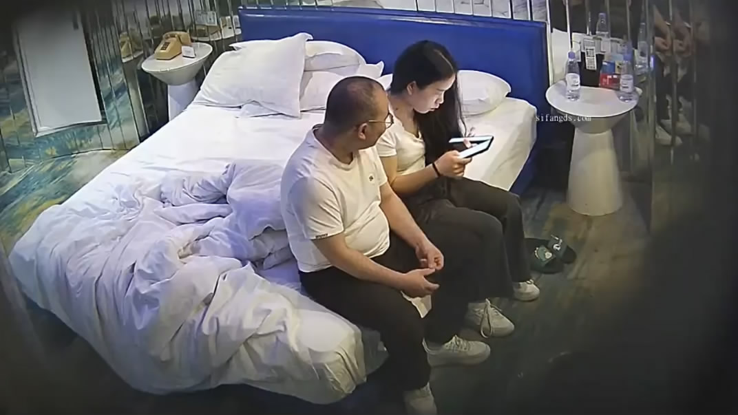 5月新流出酒店摄像头偷拍❤️中年大叔偷情少妇女同事互舔对方性器官啪啪