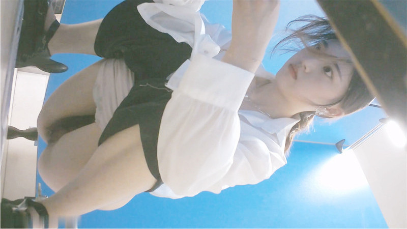 蓝色隔板女厕全景偷拍几位美女嘘嘘❤️女神级的小姐姐登场