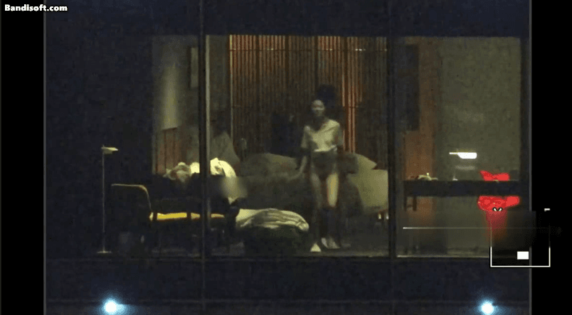 【五星级酒店窗外偷拍】长腿女神被按在凳子上操