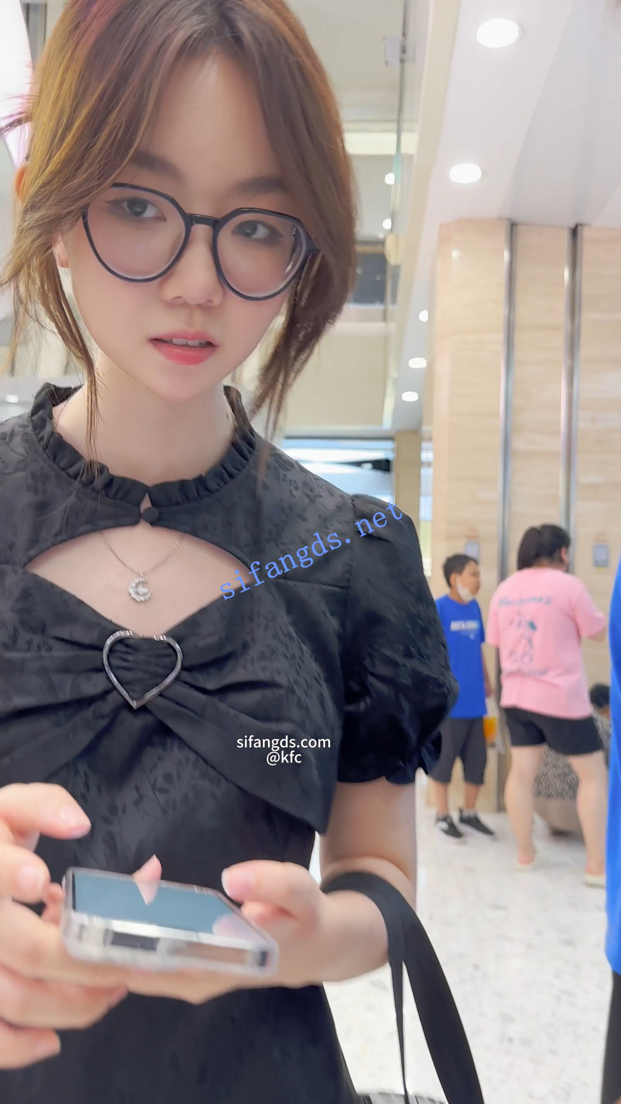 【KFC】长裙学生妹逛街被推销。被硬控不好意思离开趁机CD