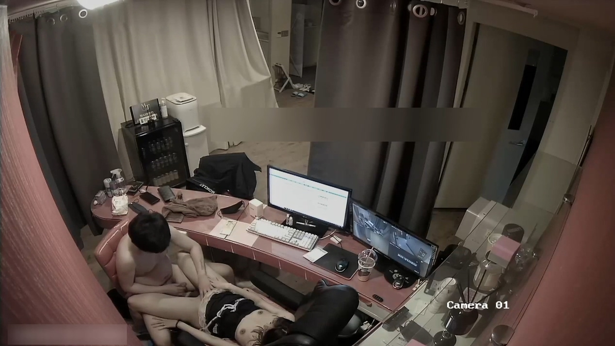 ⚫️摄像头破解真实偷拍，工作室下班后男女同事在办公桌前造爱全纪录，女的真骚，还换上了情趣女仆装