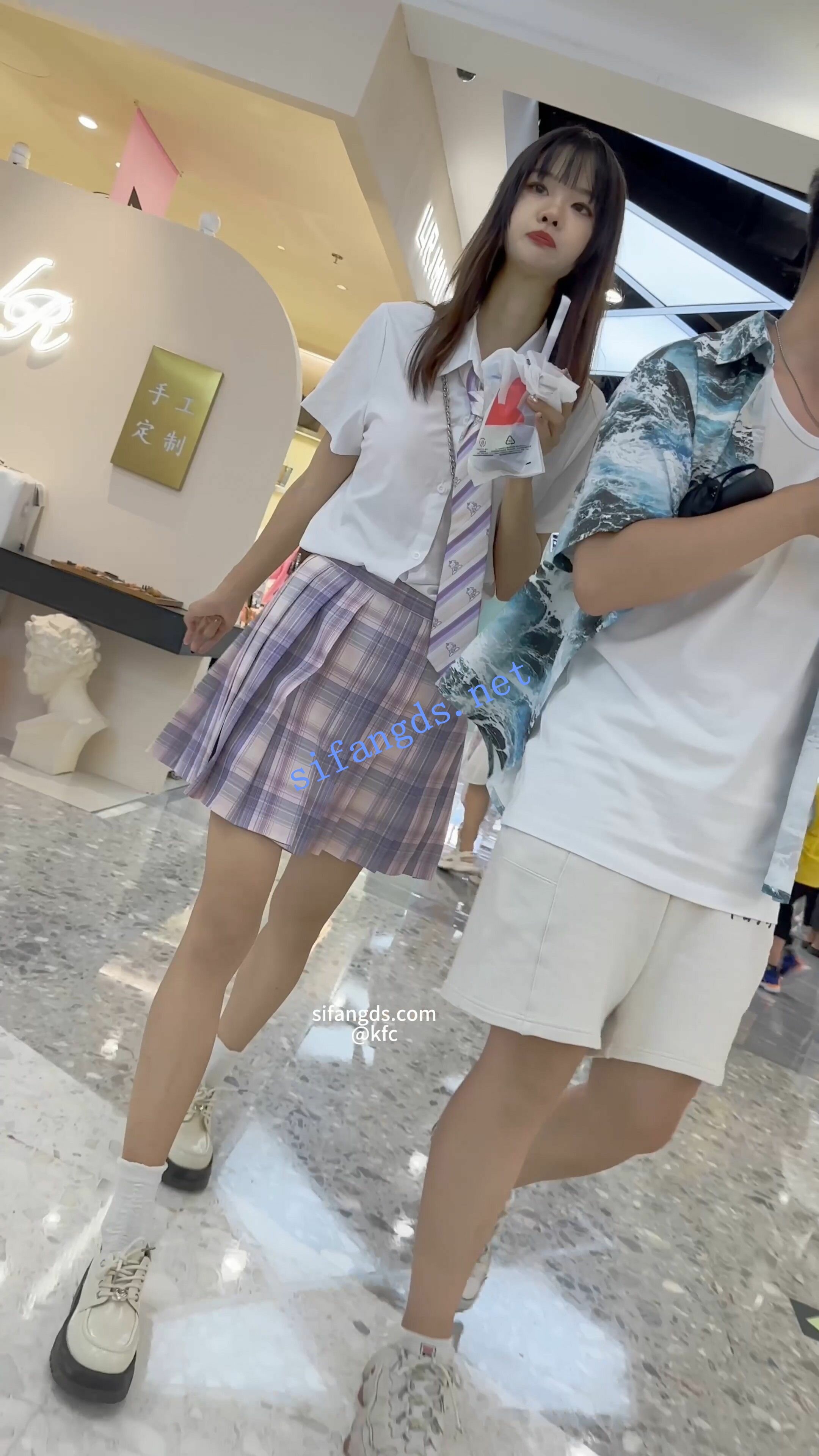 【KFC】制服JK靓女和男友逛街买奶茶。白色内内被B顶出形状