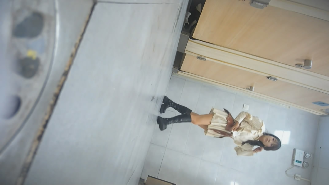 五月最新流出❤️美女如云夜店女厕❤️偷放设备偷拍美女尿尿各种丝袜长靴靓妹