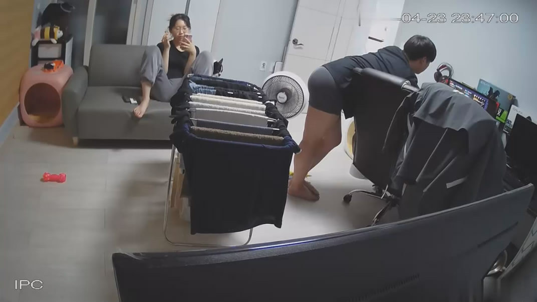 黑客破解家庭摄像头偷拍小哥和媳妇的日常性爱意外拍到媳妇不在家和金发小姨子在地板做爱