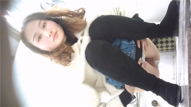 商城女厕全景偷拍牛仔裤美少妇❤️干净肥美的馒头鲍