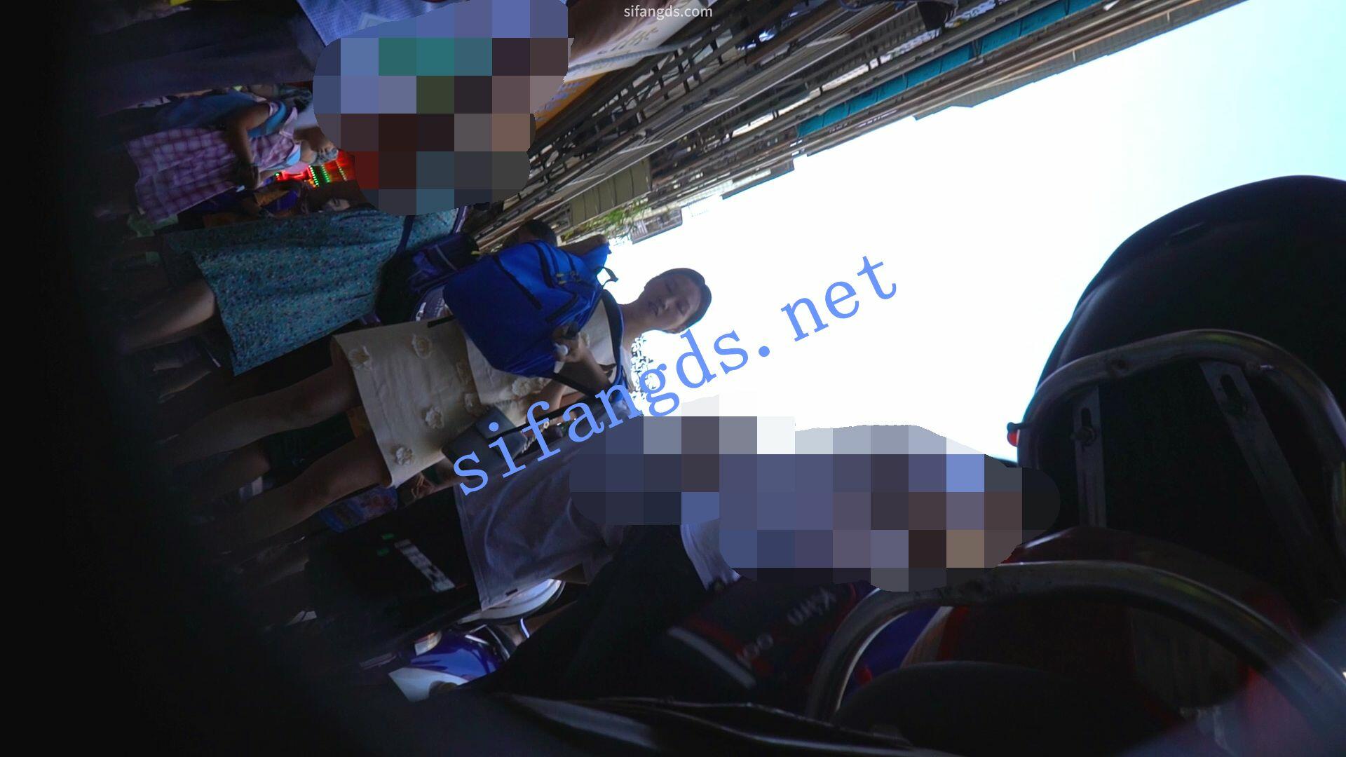 （空城原创）接孩子放学的短裙少妇，纯白N有湿痕两侧漏毛