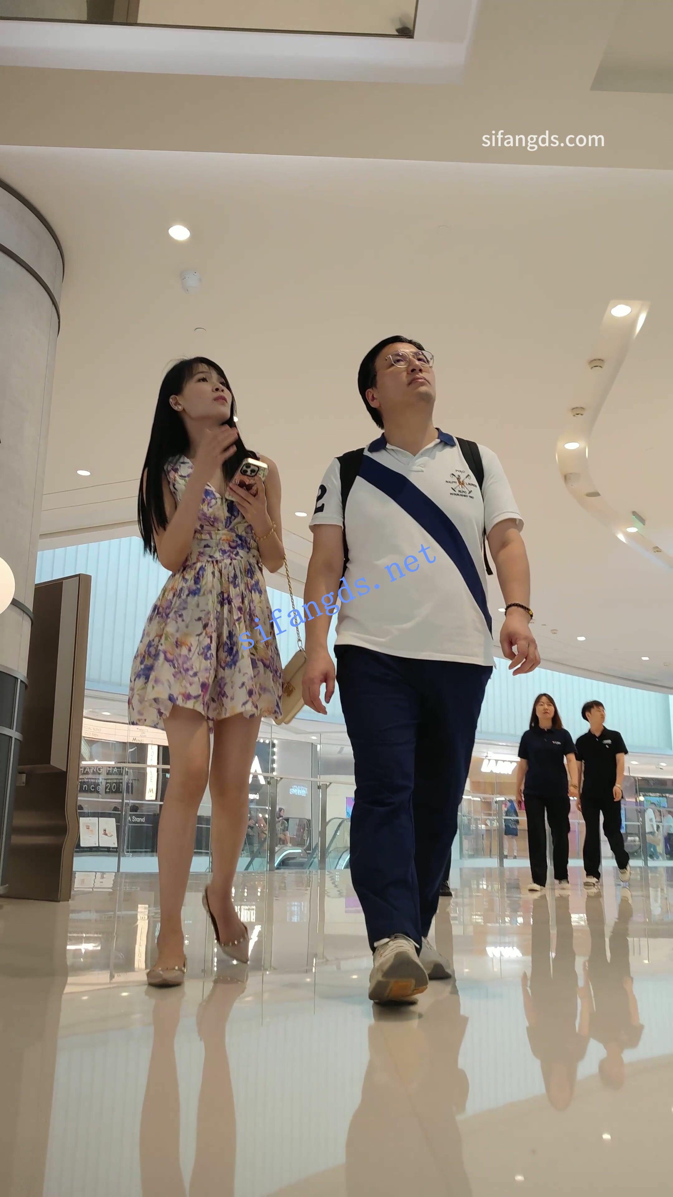 【CSCD】印花连衣裙美女和男朋友逛街，黑色窄内