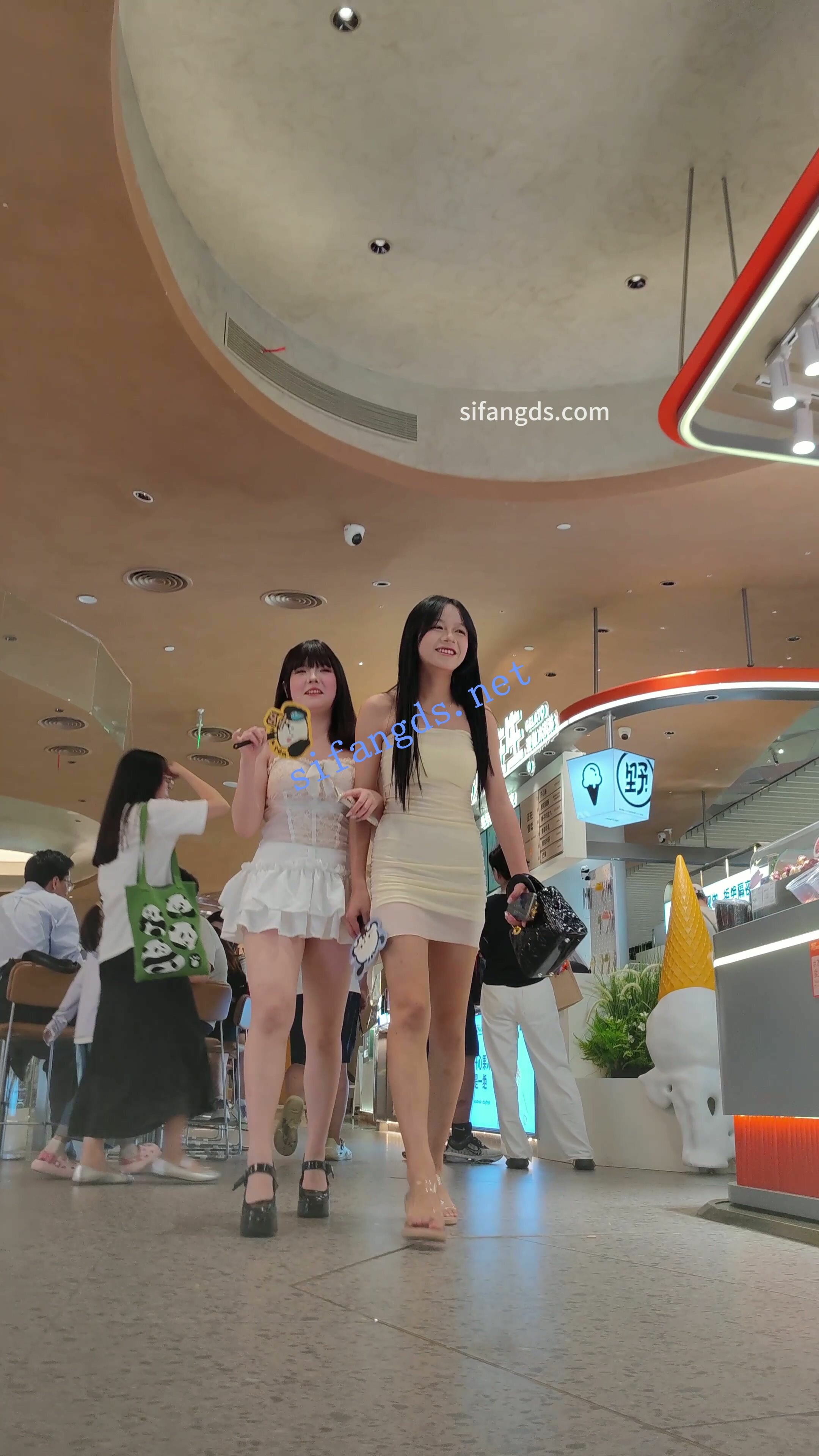 【CSCD】清纯小美女反差穿着性感包臀裙跪着拍照，黑色窄内