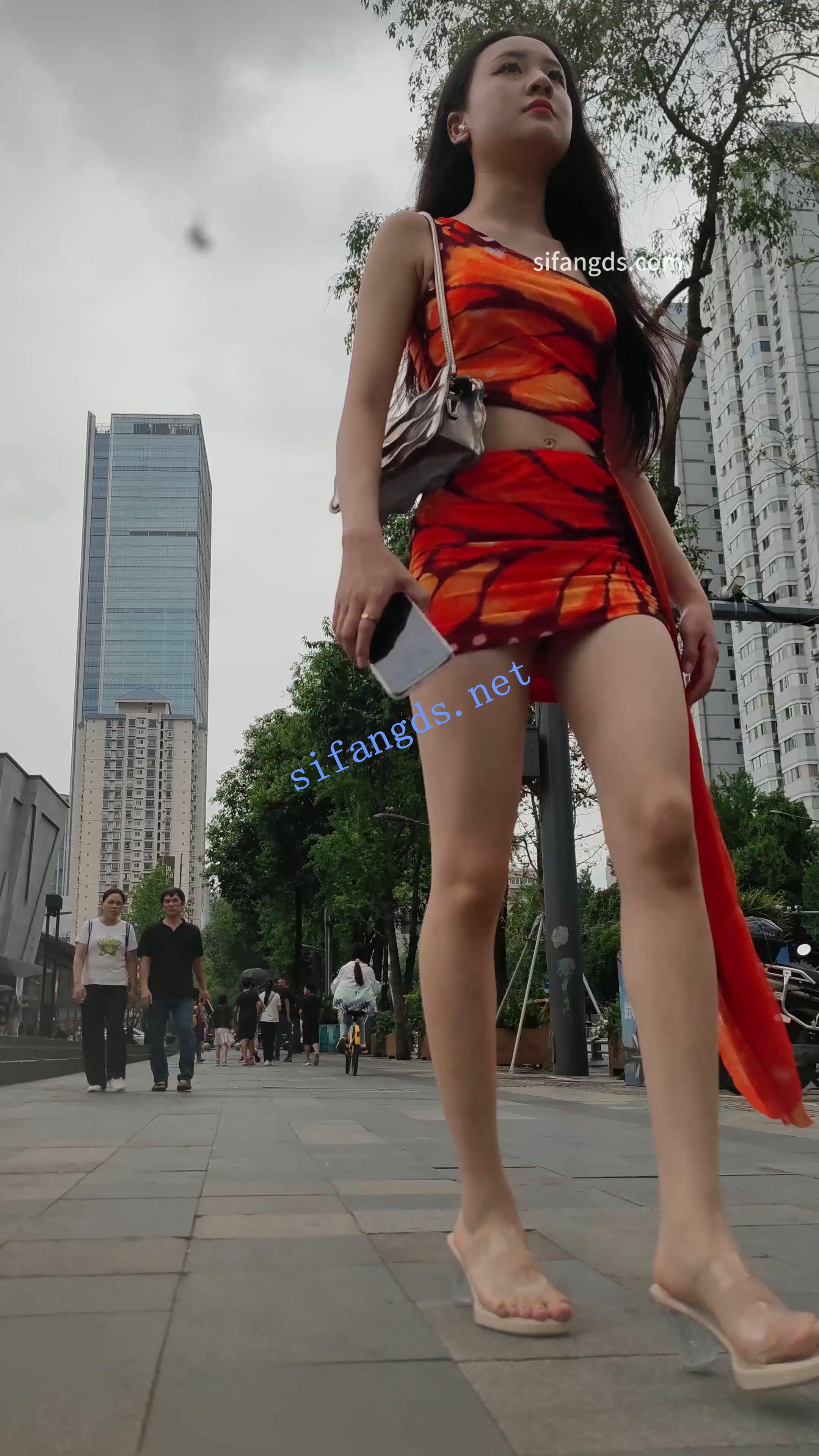 橘色抹胸包臀裙美女，完美身材前后抄底白色窄内