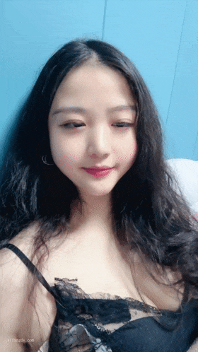 ♈ ♈ ♈2025年8月最新，新人，颜值大学生，神似关晓彤，【晶晶小魔女】，甜美清纯反差，大尺度闺房中自慰，特写私处水汪汪
