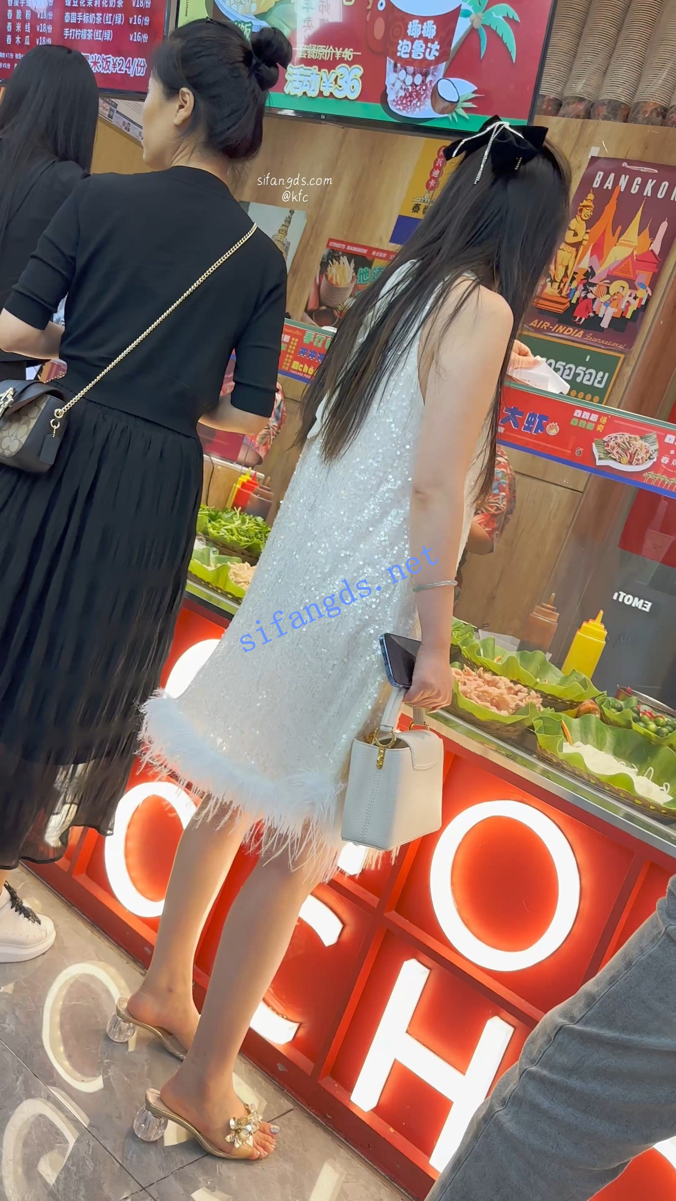 【KFC】整容脸少妇和男友买小吃·微透明豹纹内裤不穿bra够骚
