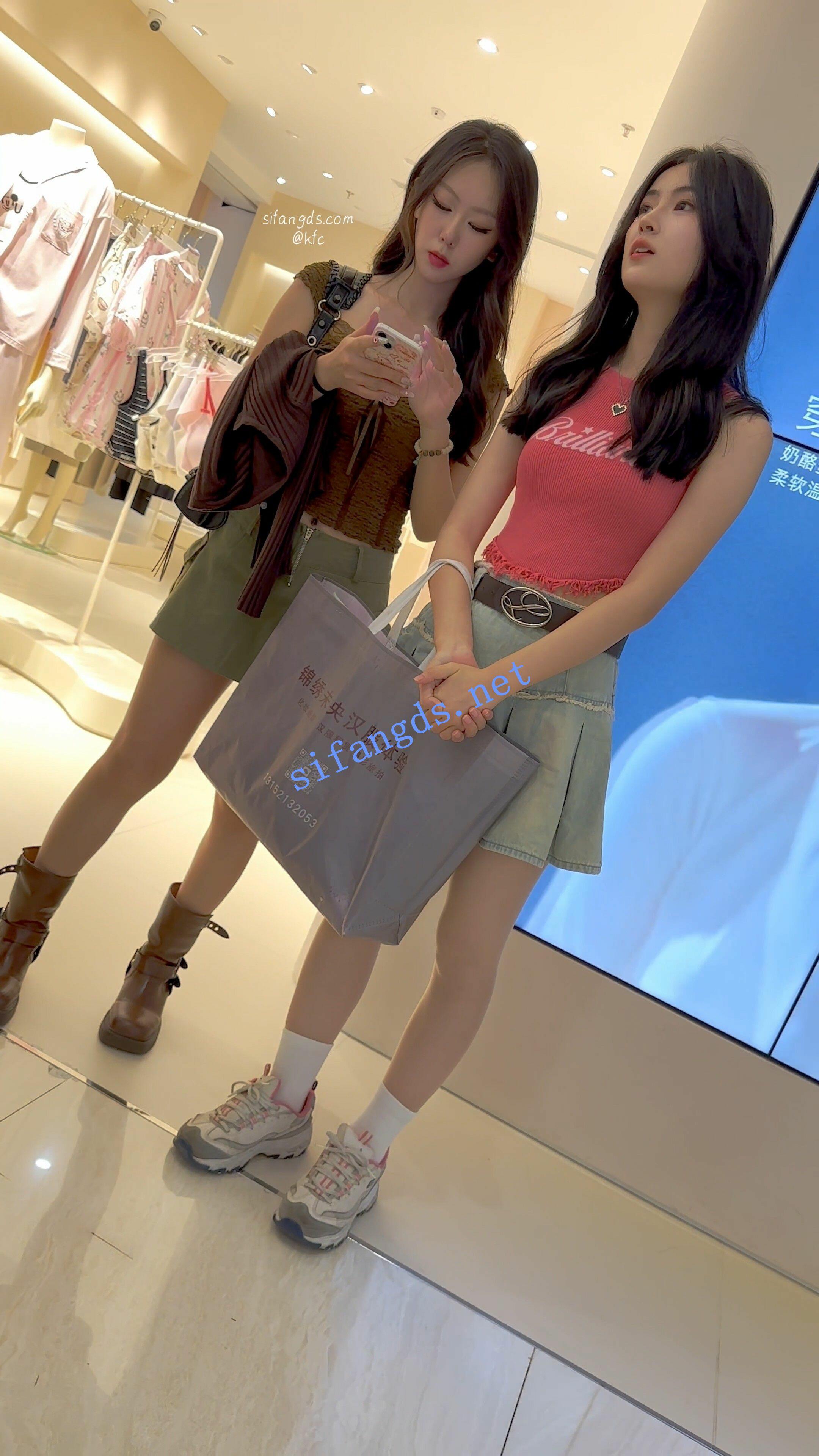 【KFC】两个短裙学生妹逛街·肉丝袜内内·超薄白内一箭双雕