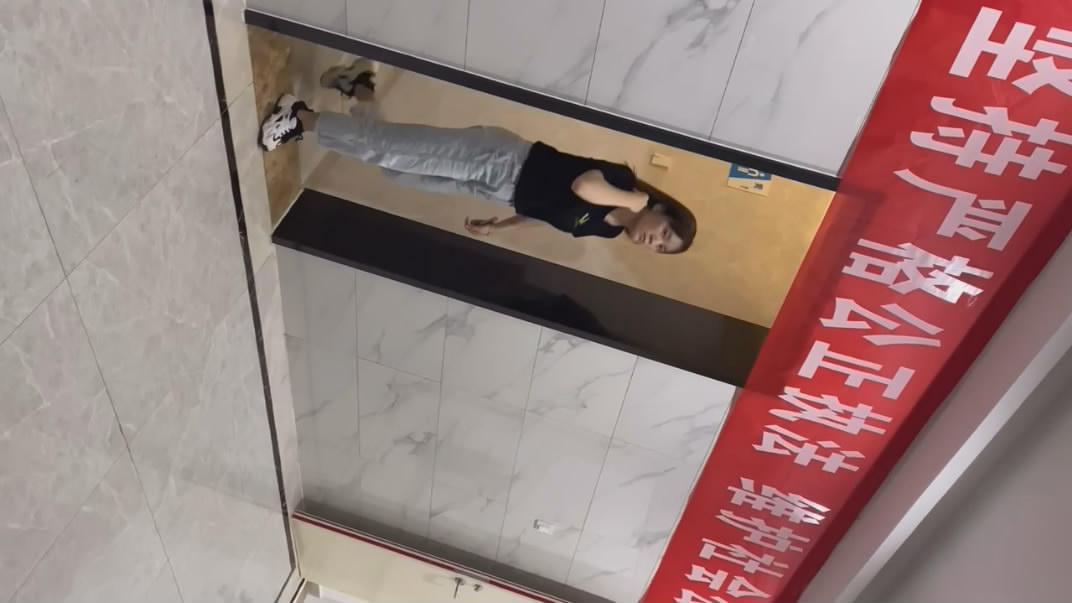 厕拍大神潜入某行政机构女厕偷拍❤️几个公务员小姐姐尿尿凉鞋妹子挂着一条经血无水印版