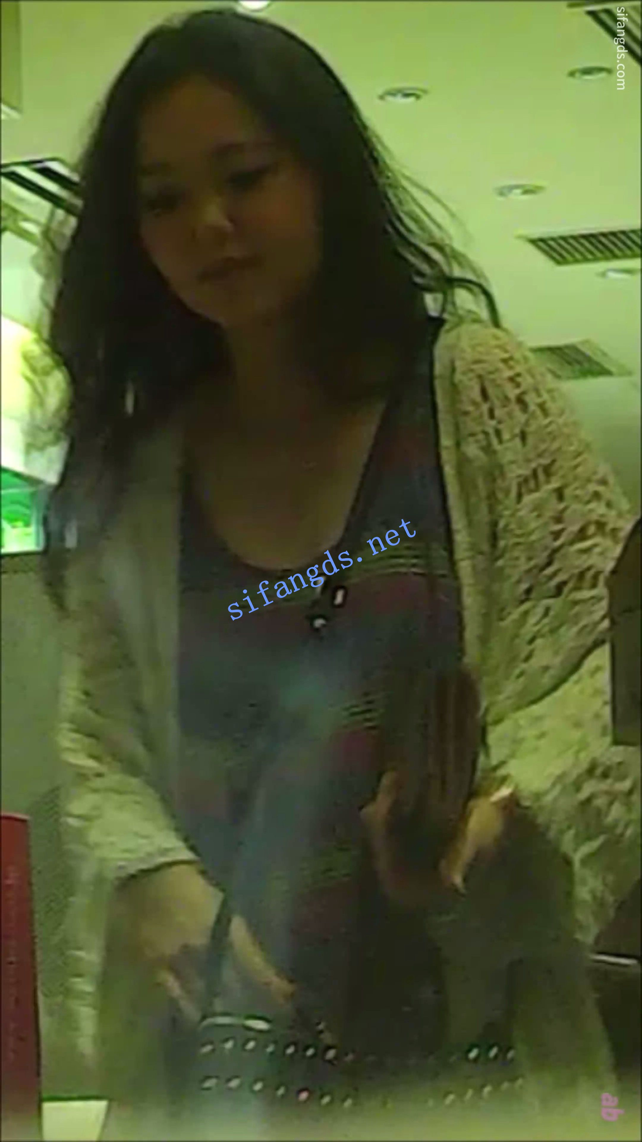 【日产CP004】厕所内外双视角拍摄美女对着镜头撅屁股