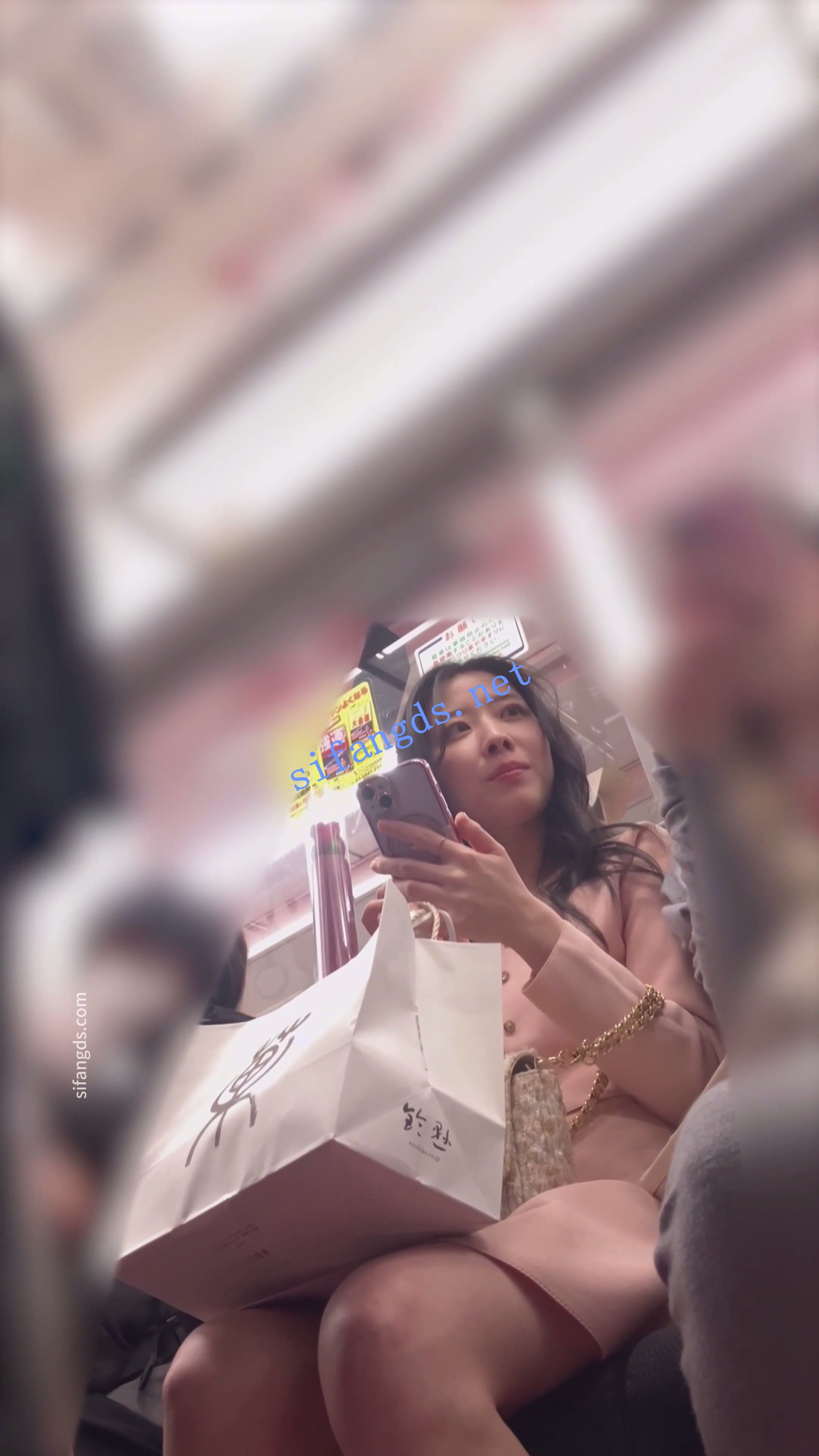 【日产精选】094地铁抄底三位小姐姐丁字裤弯腰贴镜头