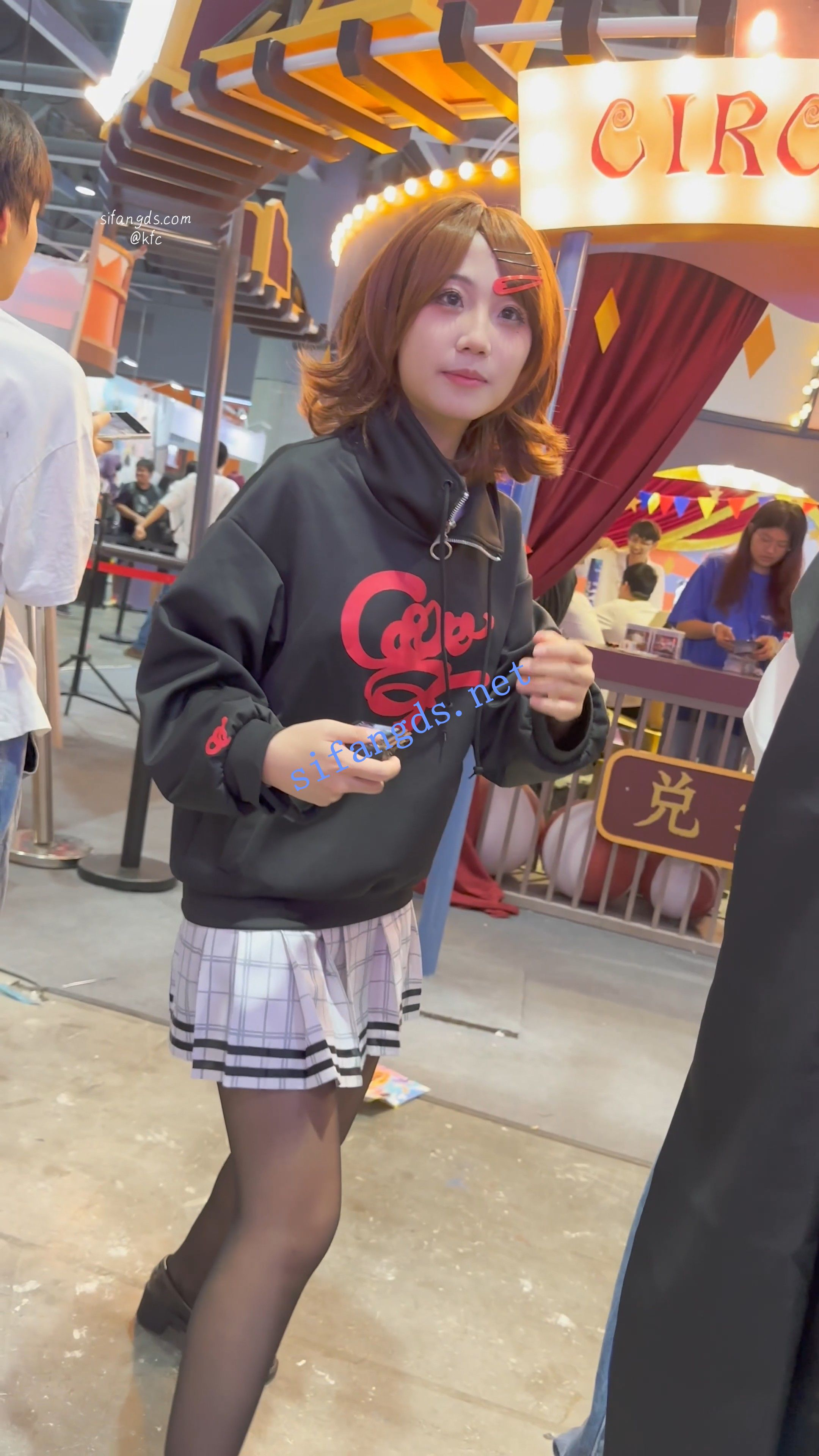 【KFC】黑丝短裙学生妹逛展·刚劈开腿摆出拍照姿势就被CD