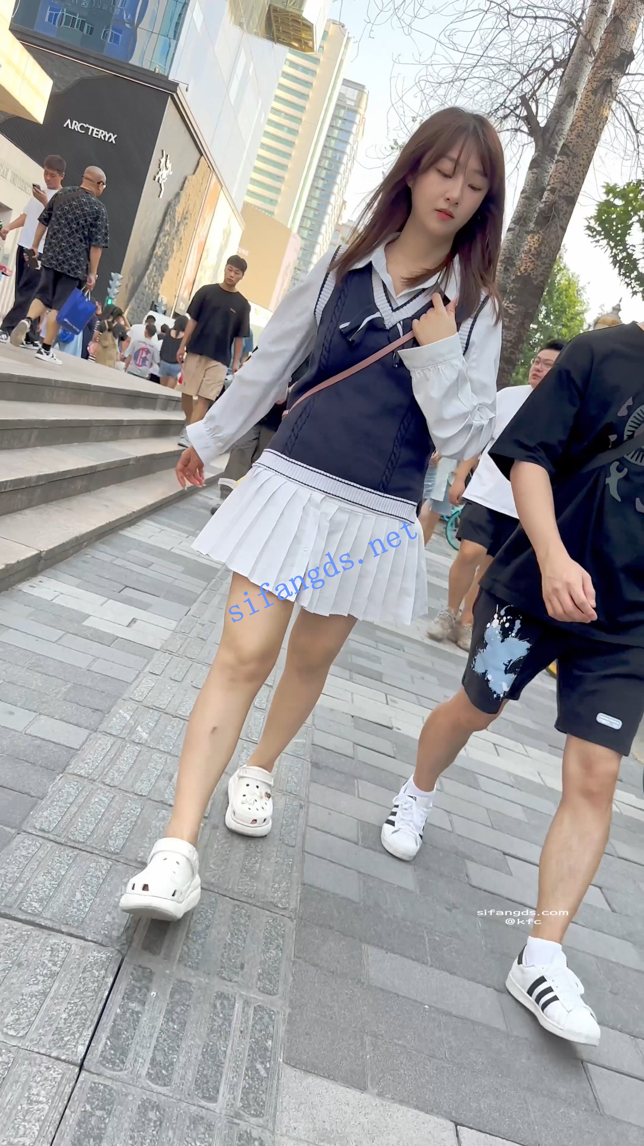【KFC】短裙学生妹和男友逛街说笑·圆润的屁股把内衬都夹住
