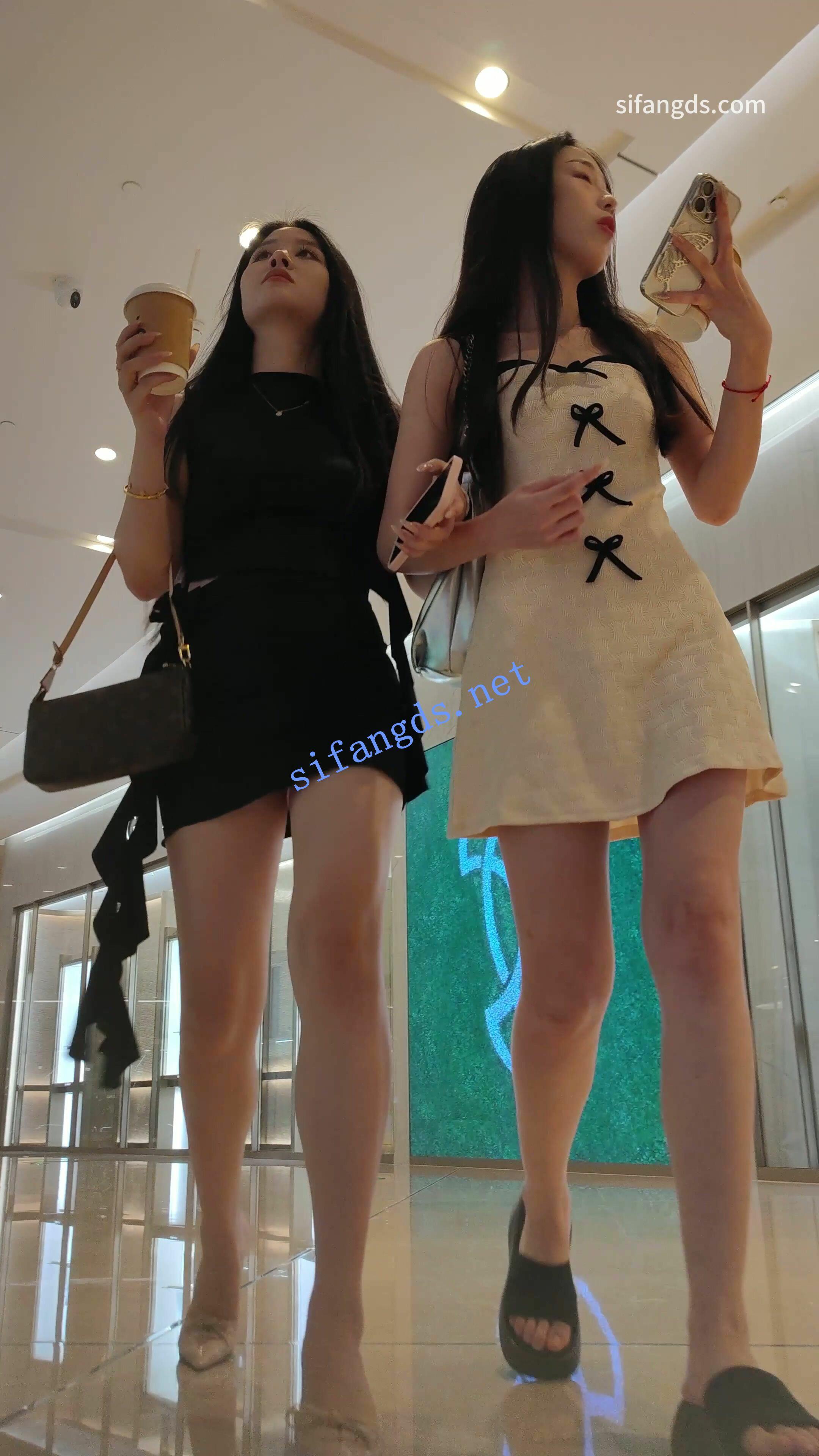 【CSCD】黑色连衣裙极品美女和闺蜜逛街，粉色内内