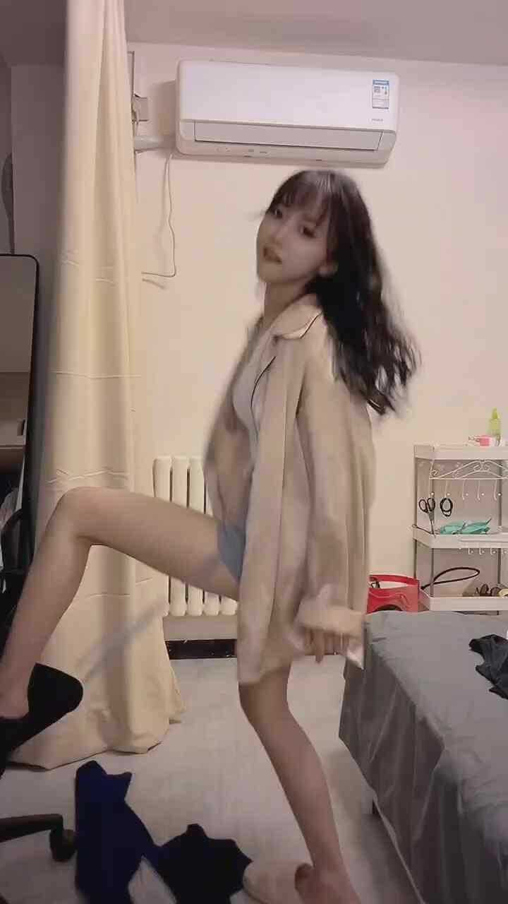 快手 苏苏baby 高颜妹子直播骚舞，坐摇跪摇顶胯26V【1.06G】