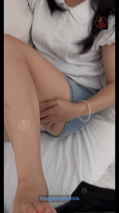 ♈ ♈ ♈2025年10月最新，【套路大学生拍照】，大二清纯学生妹，兼职1000一小时模特，粉穴水好多，超清画质，微露脸超棒