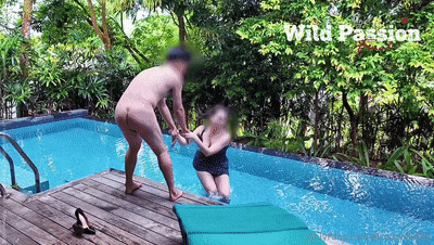 ♈ ♈ ♈2025年10月最新，淫妻大神【爱玩夫妻@KLcouple6699】【狂野之恋】泳池边的湿身激情，大自然的风声混杂路人低语，紧张又刺激！