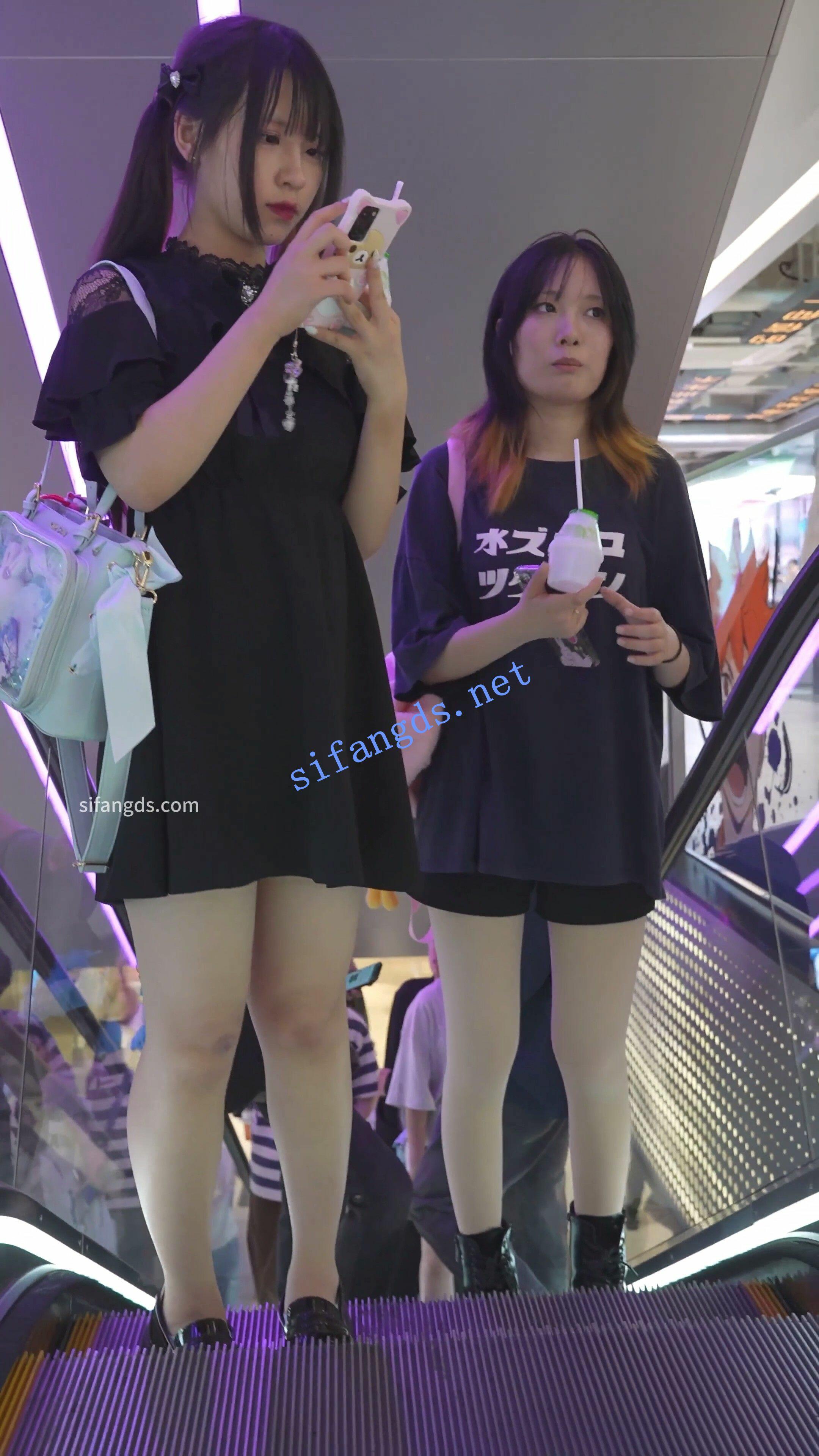 (BC-AA-576)黑裙双马尾萝莉逛街..窄内尿湿了前后角度CD [某房同步]