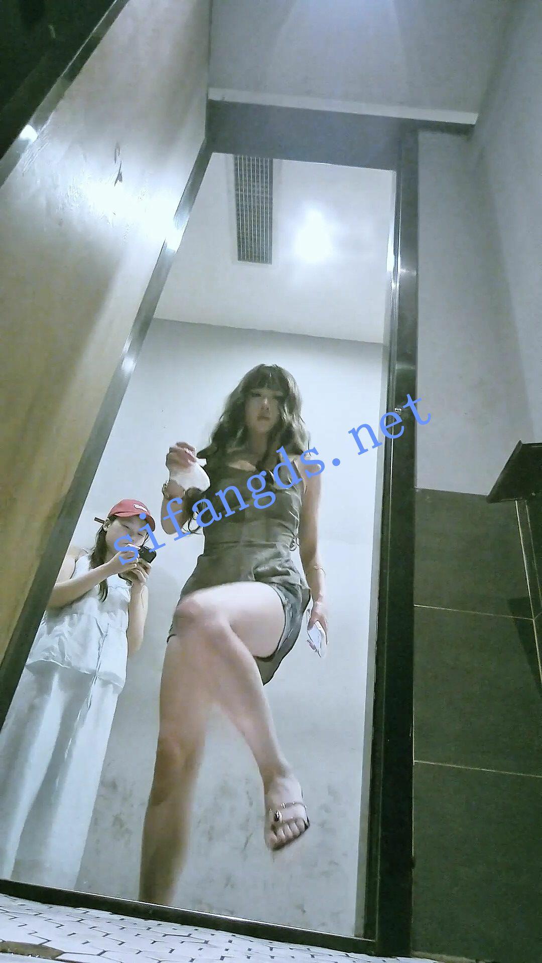 ✅【厕拍】网红气质极品骚高跟大波浪美女后入式视角拉屎