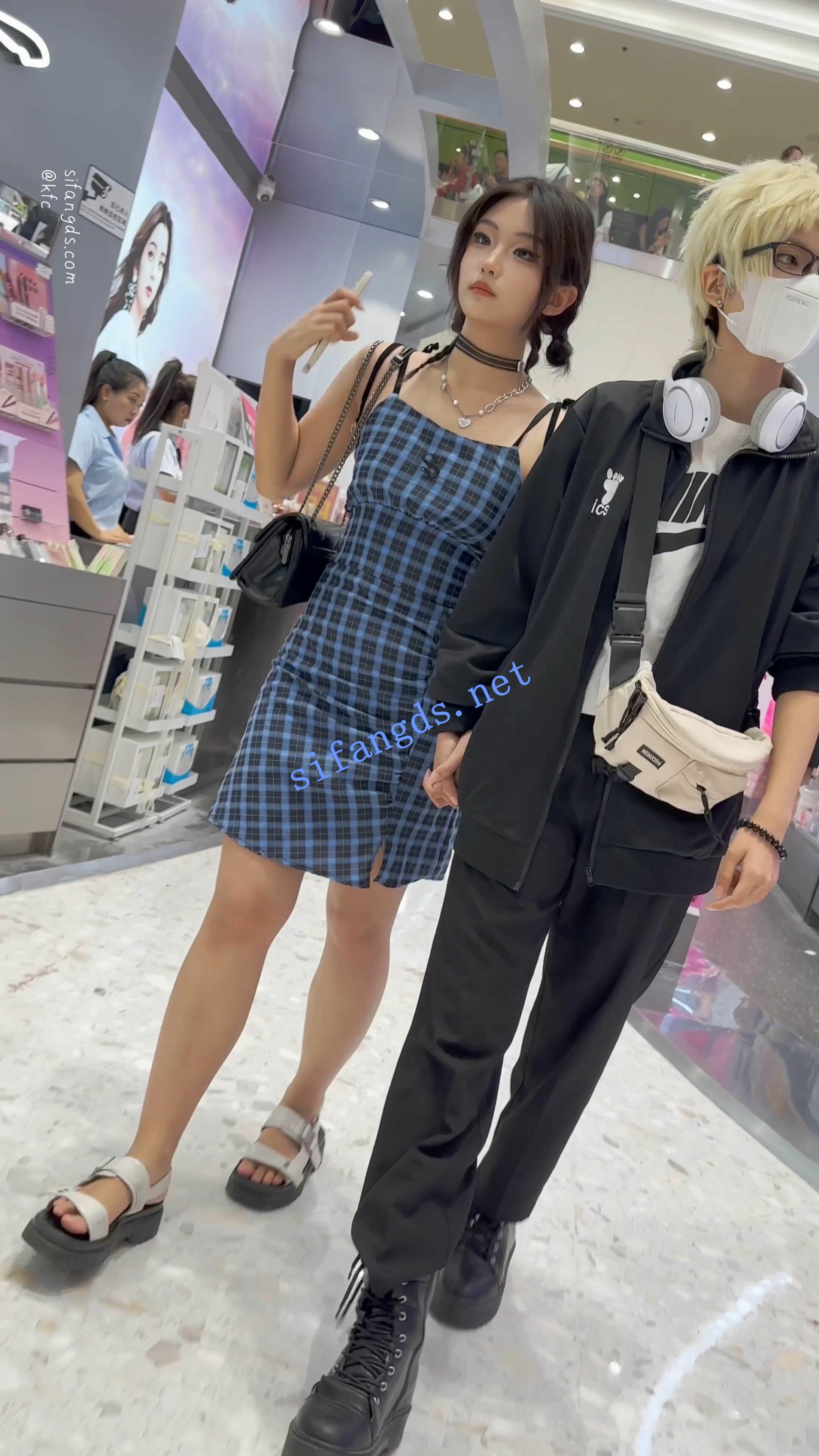 【KFC】精神小妹和黄毛男友逛街·露背吊带裙白色内内前后CD