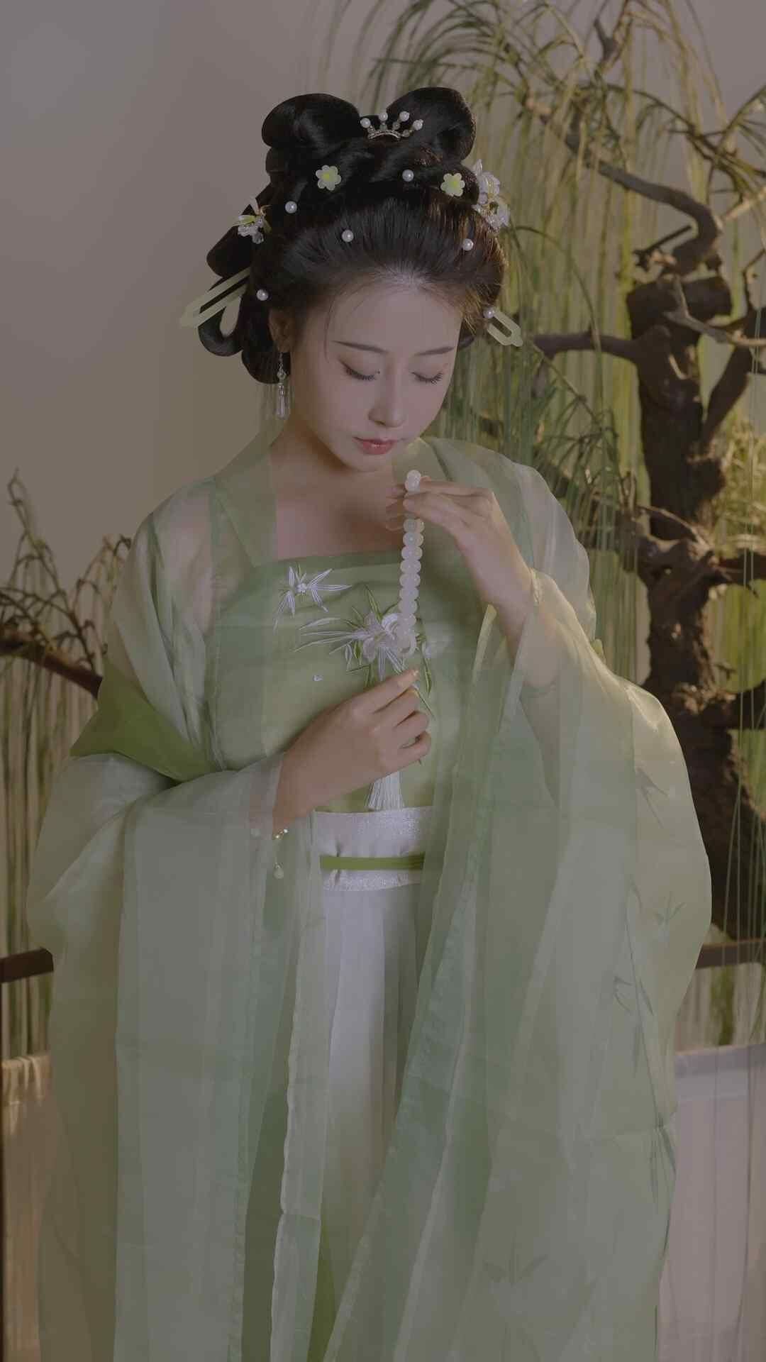 微博 奈汐酱 顶级颜值古装拾翠，大尺度一线天1V【552M】