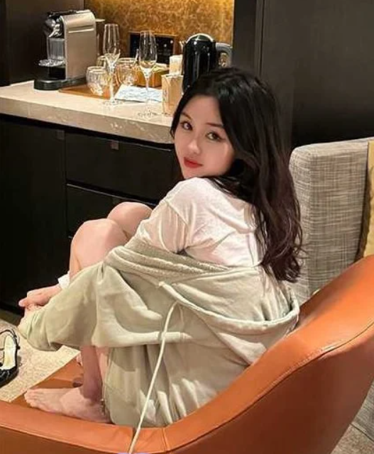 北京城市学院少女❤️王晗❤️性爱视频泄露 高颜值学生妹露脸口交 骑乘撸管还被颜射！【343.84M_2v+15p】