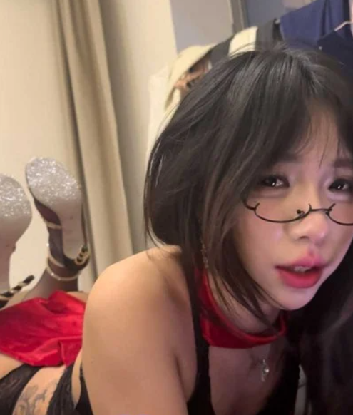 杭州性感带货网红冯晓燕长腿尤物下播秒变项圈母狗供MCN老板肆意淫玩 玩撕裆强制深喉 裹淫装后入爆操！【261.29M_1v+7p】