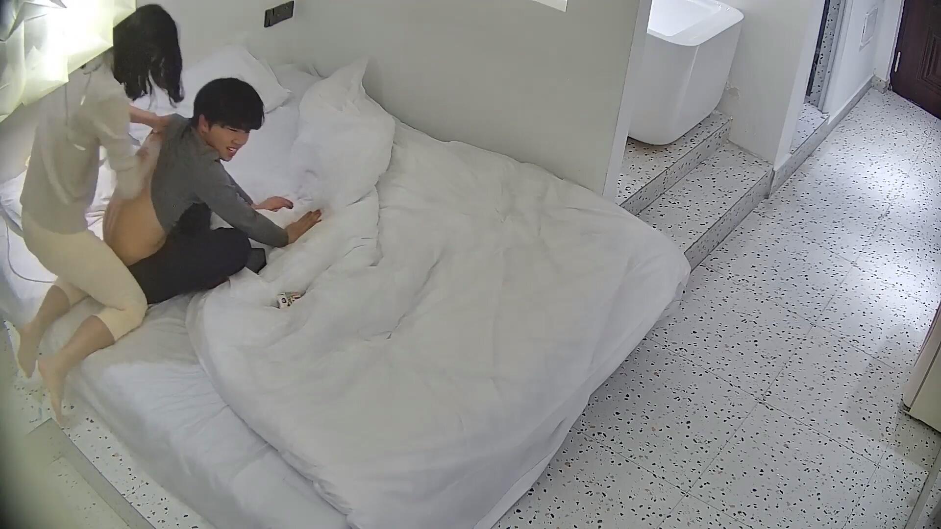 12-31流出酒店偷拍❤️姐弟恋的年轻情侣非常体贴的姐姐啪啪前给小鲜肉男友擦背热身