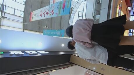 ❣️推荐❣️【公交站抄底】都是少妇御姐，有一个逼毛竟然如此之长，龟男在旁边也照拍不误1V