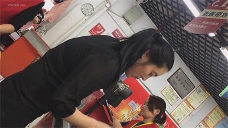 ❣️推荐❣️【公交站抄底】长裙高难度抄底，格式大长腿，各种各样的内裤，黑色短裙少妇白内裤好诱人1V