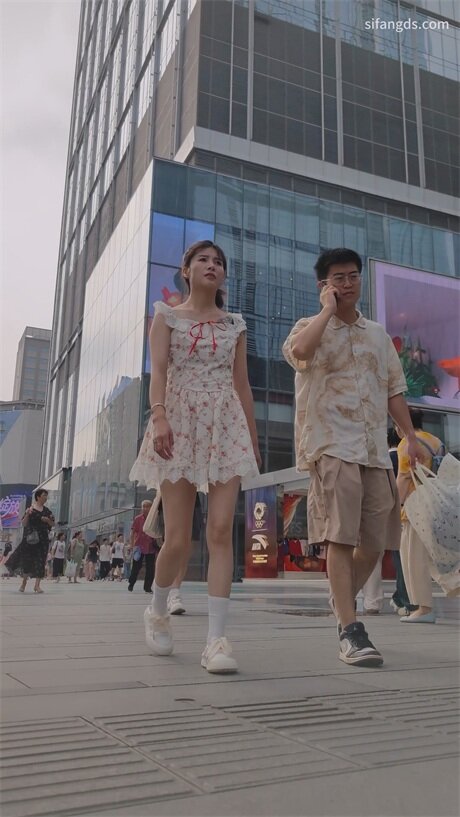 ❣️推荐❣️【商场抄底】短裙黑内裤靓女跟龟男逛街，阴户饱满，目测吸精能力一流，龟男有福了1V